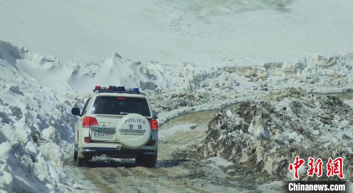 圖為邊壩縣降雪時夏貢拉山段路況?！∵厜慰h融媒體中心供圖
