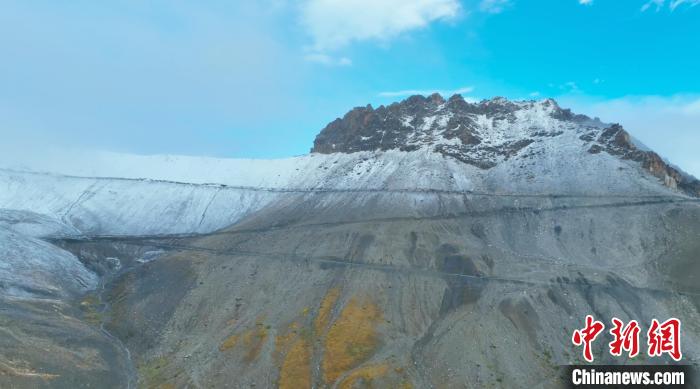 圖為邊壩縣降雪時夏貢拉山段路況?！∵厜慰h融媒體中心供圖
