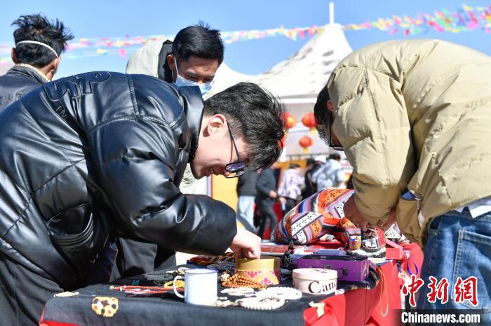圖為展銷會現(xiàn)場。　貢嘎來松 攝