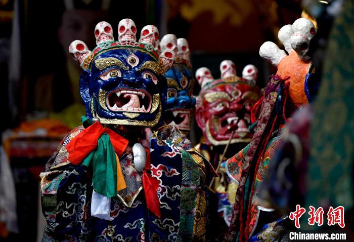 2月19日，楚布寺僧人們佩戴面具準備參加跳神活動?！±盍?攝