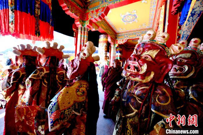 2月19日，楚布寺僧人們佩戴面具準備參加跳神活動?！±盍?攝