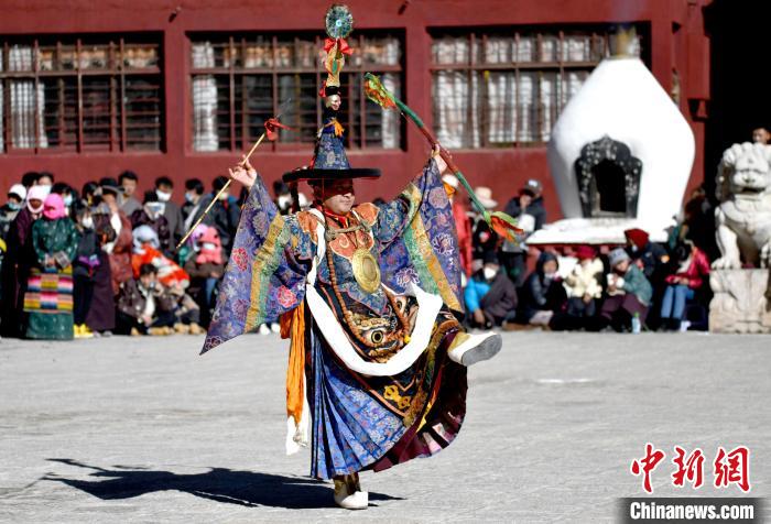 2月19日，楚布寺僧人參加跳神活動。　李林 攝