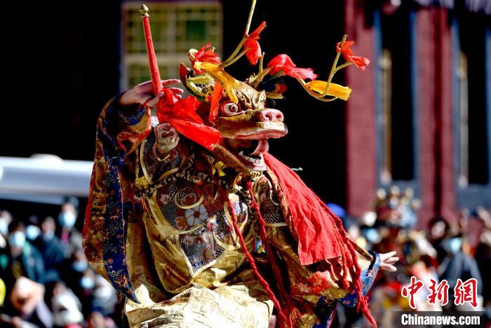2月19日，楚布寺僧人佩戴面具參加跳神活動。　李林 攝