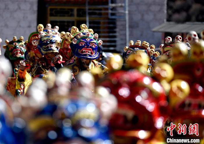 2月19日，楚布寺僧人們佩戴面具參加跳神活動。　李林 攝