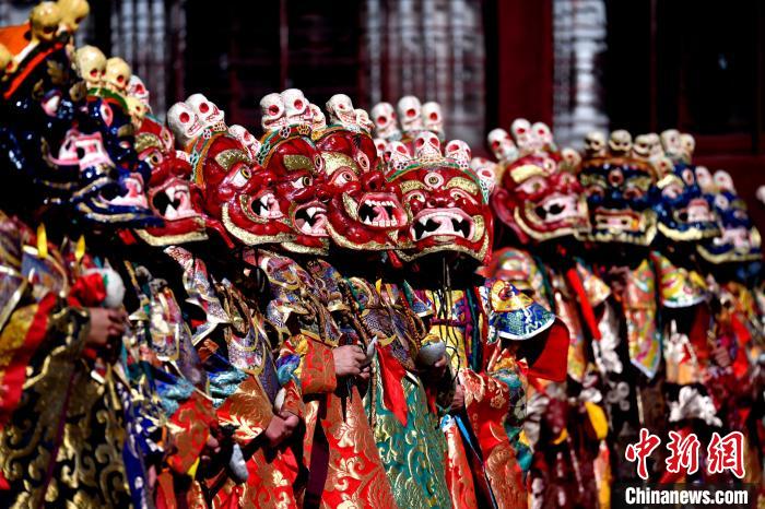 2月19日，楚布寺僧人們佩戴面具參加跳神活動?！±盍?攝
