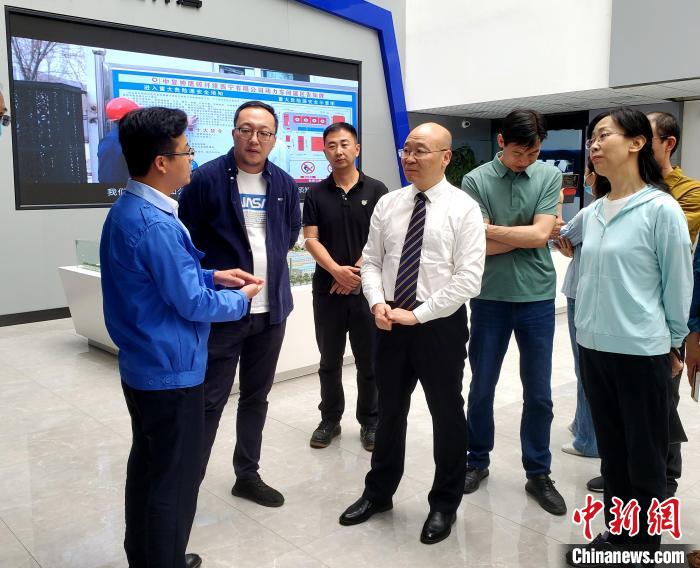 圖為全國政協(xié)委員、農(nóng)工黨青海省委主委王昆(中)在企業(yè)調(diào)研?！」鶟M福 供圖