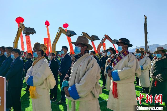 各方代表參加集中開復(fù)工儀式?！∧岈斪扛?攝