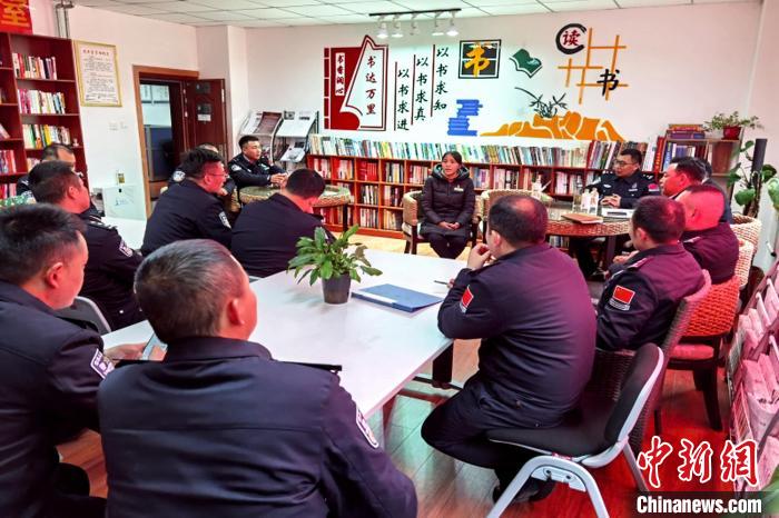 圖為亞東出入境邊防檢查站民警與銀行業(yè)務(wù)人員進(jìn)行金融知識(shí)深入交流。　胡利媛 攝