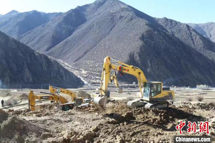 圖為高標(biāo)準(zhǔn)農(nóng)田建設(shè)施工現(xiàn)場?！「裆愔?攝