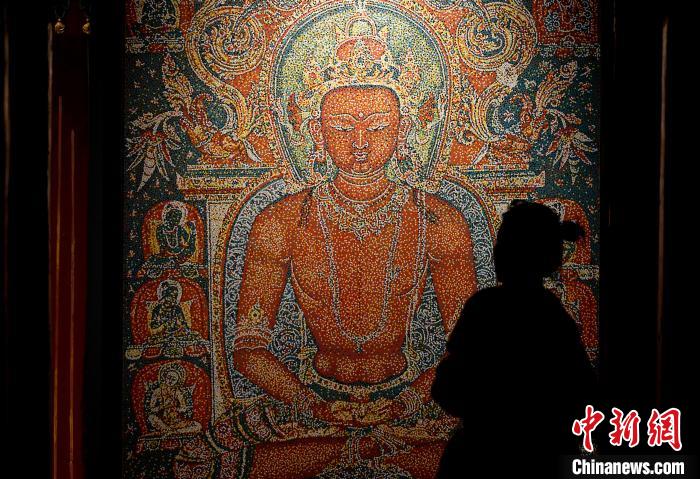 3月31日，觀眾欣賞展覽中的作品?！±盍?攝