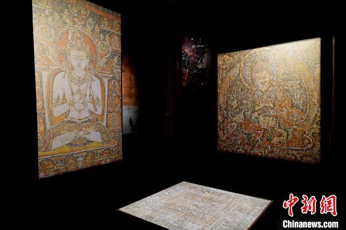 3月31日，觀眾欣賞展覽中的作品?！±盍?攝
