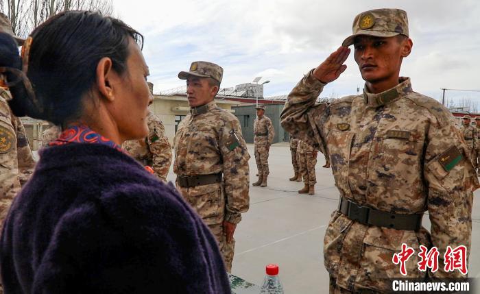 圖為列兵扎西加央向母親敬禮?！詵| 攝