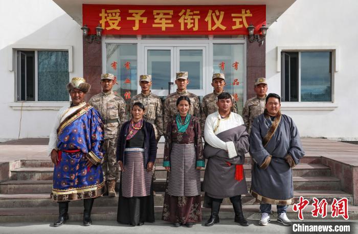 圖為列兵代表與親人合影留念?！詵| 攝