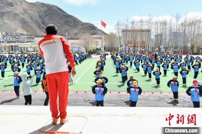 圖為學(xué)生在跳繩教練齊景龍的指導(dǎo)下做準備運動?！∝暩聛硭?攝
