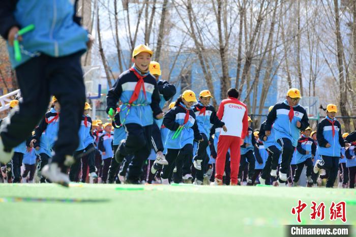 圖為學(xué)生在跳繩教練齊景龍的指導(dǎo)下做準備運動?！∝暩聛硭?攝