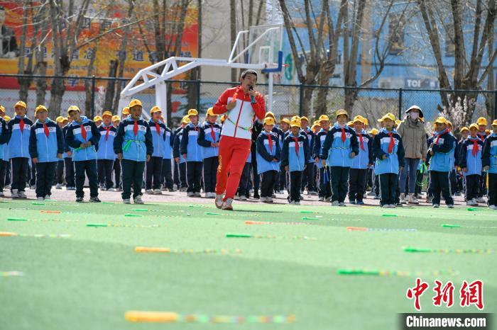 圖為學(xué)生在跳繩教練齊景龍的指導(dǎo)下做準備運動?！∝暩聛硭?攝