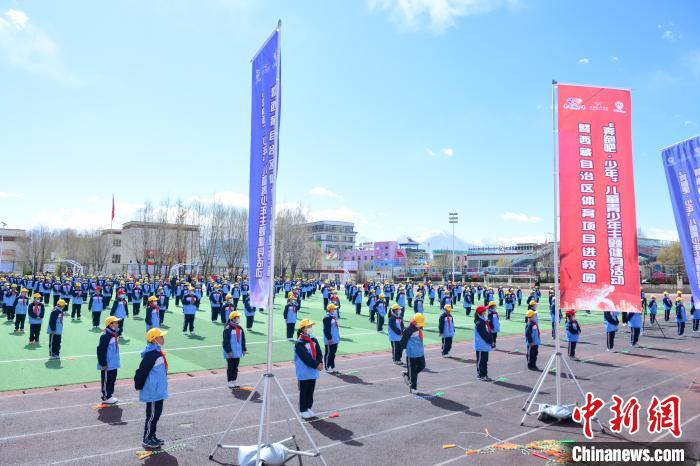 圖為學(xué)生在跳繩教練齊景龍的指導(dǎo)下做準備運動?！∝暩聛硭?攝