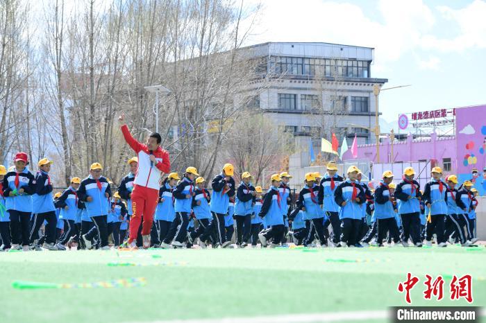 圖為學(xué)生在跳繩教練齊景龍的指導(dǎo)下做準備運動?！∝暩聛硭?攝