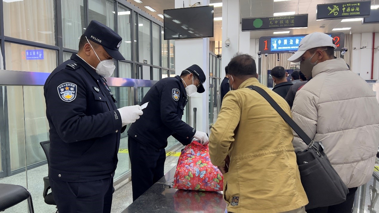 吉隆口岸移民管理警察正在對行李物品進行檢查。人民網(wǎng)記者 唐宋攝