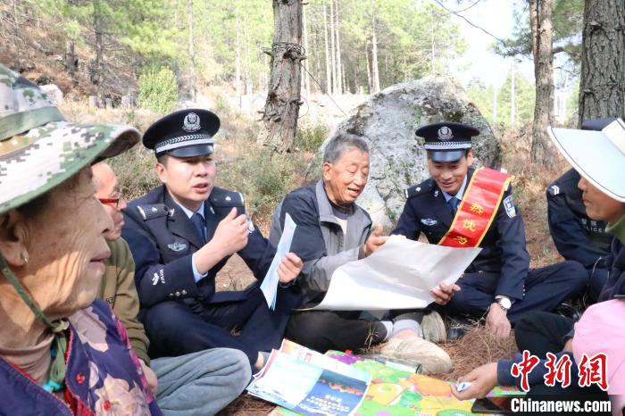 圖為竹瓦根邊境派出所民警為轄區(qū)群眾宣講森林防火常識?！≈裢吒吘撑沙鏊?供圖