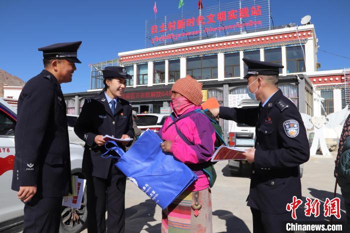 圖為日土邊境派出所民警在選轄區(qū)宣講國家安全知識?！∪尾?攝