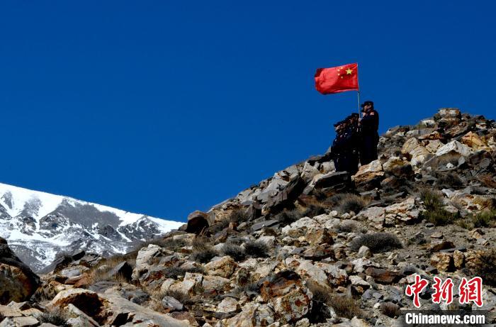 底雅邊境派出所民警夏永軍(右一)在巡邏中?！±盍?攝