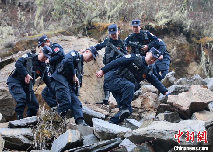 山南邊境管理支隊玉麥邊境派出所民警在邊境巡邏途中穿過亂石區(qū)?！∴嶇?攝