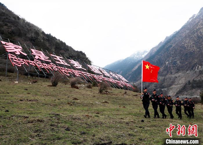 山南邊境管理支隊玉麥邊境派出所民警在轄區(qū)開展巡邏?！∴嶇?攝