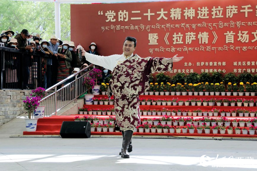 獻(xiàn)唱《夏爾巴》。人民網(wǎng) 次仁羅布攝