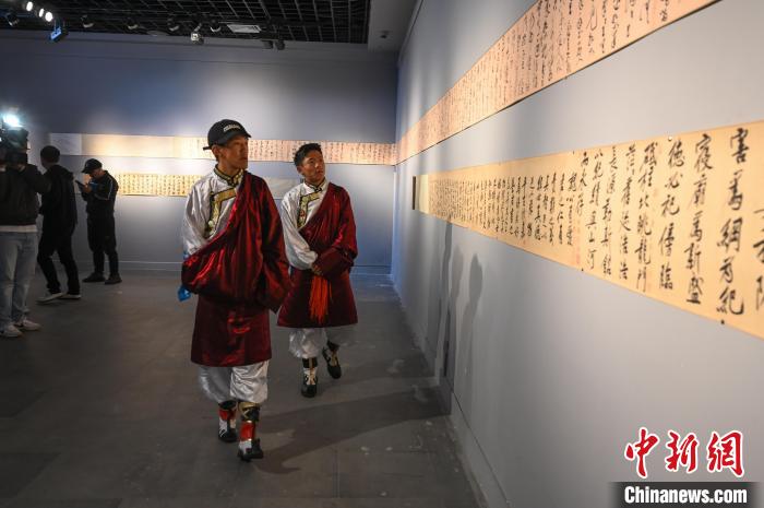 圖為學(xué)生參觀黃庭堅(jiān)書(shū)法文獻(xiàn)展?！≮w朗 攝