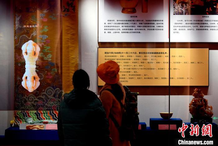 圖為5月18日，觀眾正在欣賞展覽?！±盍?攝