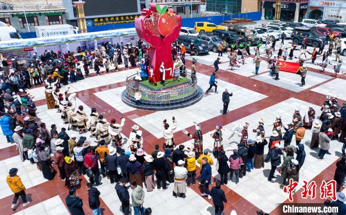 圖為“極地那曲 天際之旅”2023西藏那曲“中國旅游日”音樂美食嘉年華活動現場?！∧乔形幕吐糜尉止﹫D