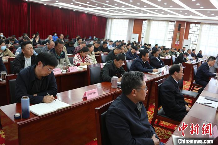 圖為專題黨課現(xiàn)場(chǎng)。　貢桑拉姆 攝