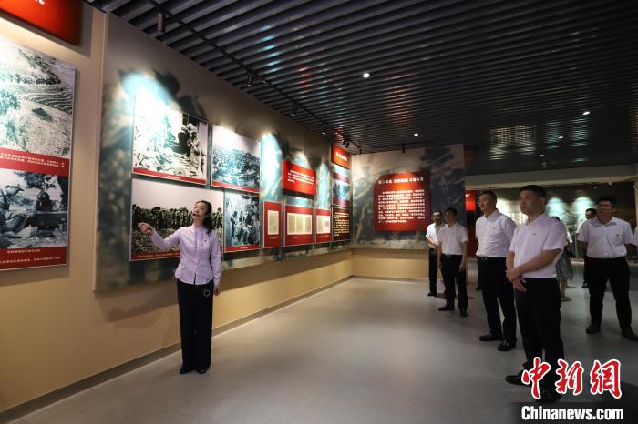 圖為西藏航空一行在臨沂市孟良崮戰(zhàn)役紀(jì)念館開展主題教育活動?！〗?攝