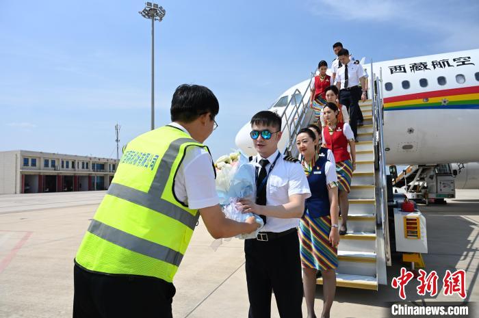 圖為機(jī)組順利抵達(dá)后獲贈祝賀?！≮w朗 攝
