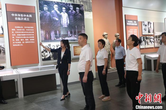 圖為西藏航空一行在臨沂市沂蒙革命紀(jì)念館開展主題教育活動?！〗?攝