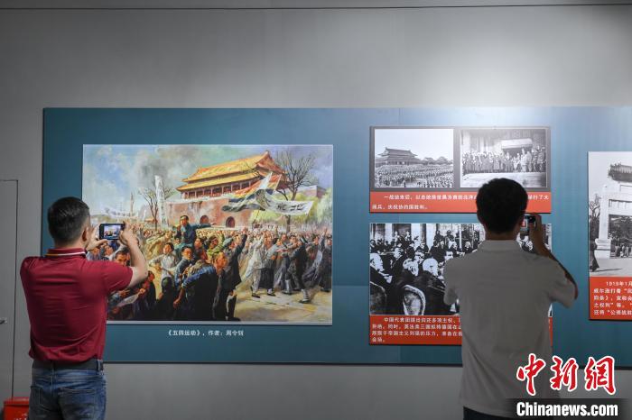 圖為市民參觀《曙光·偉業(yè)——五四運動與中國共產(chǎn)黨的成立》“七一”特展。　貢嘎來松 攝