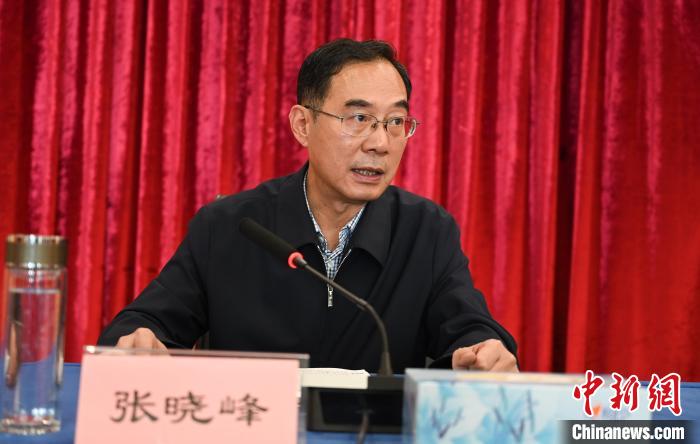 圖為西藏自治區(qū)黨委宣傳部副部長、西藏廣播電視臺黨組書記張曉峰致辭?！≮w朗 攝