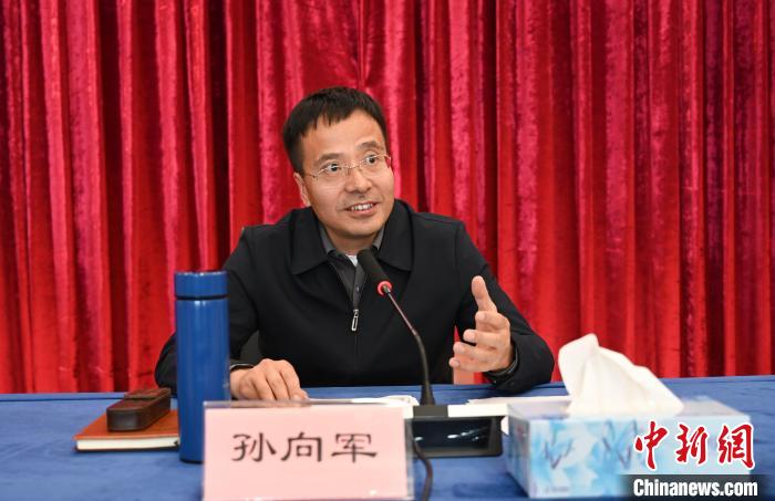 圖為西藏自治區(qū)黨委宣傳部副部長、自治區(qū)社科院黨組書記孫向軍主持活動?！≮w朗 攝