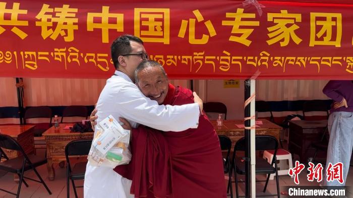 西藏自治區(qū)昌都市左貢縣田妥鎮(zhèn)義診點，一位僧人對北京京煤集團總醫(yī)院呼吸科主任醫(yī)師陳亮表示感謝?！〔苄穹?攝