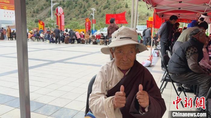 西藏自治區(qū)昌都市左貢縣田妥鎮(zhèn)義診點，藏族奶奶對義診志愿者表示肯定?！〔苄穹?攝