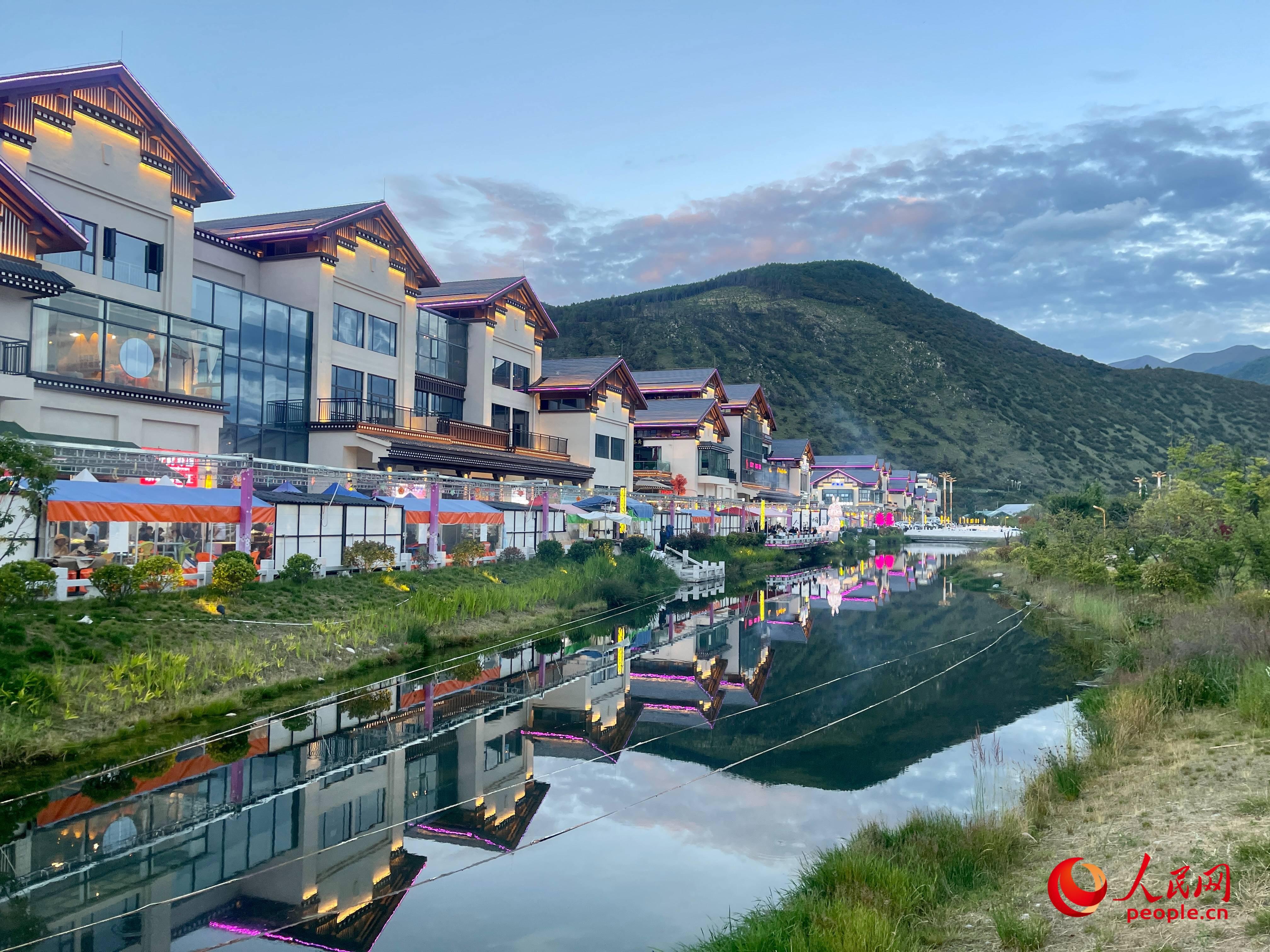 工布公園的一角，風景秀麗。人民網(wǎng) 周靜圓攝