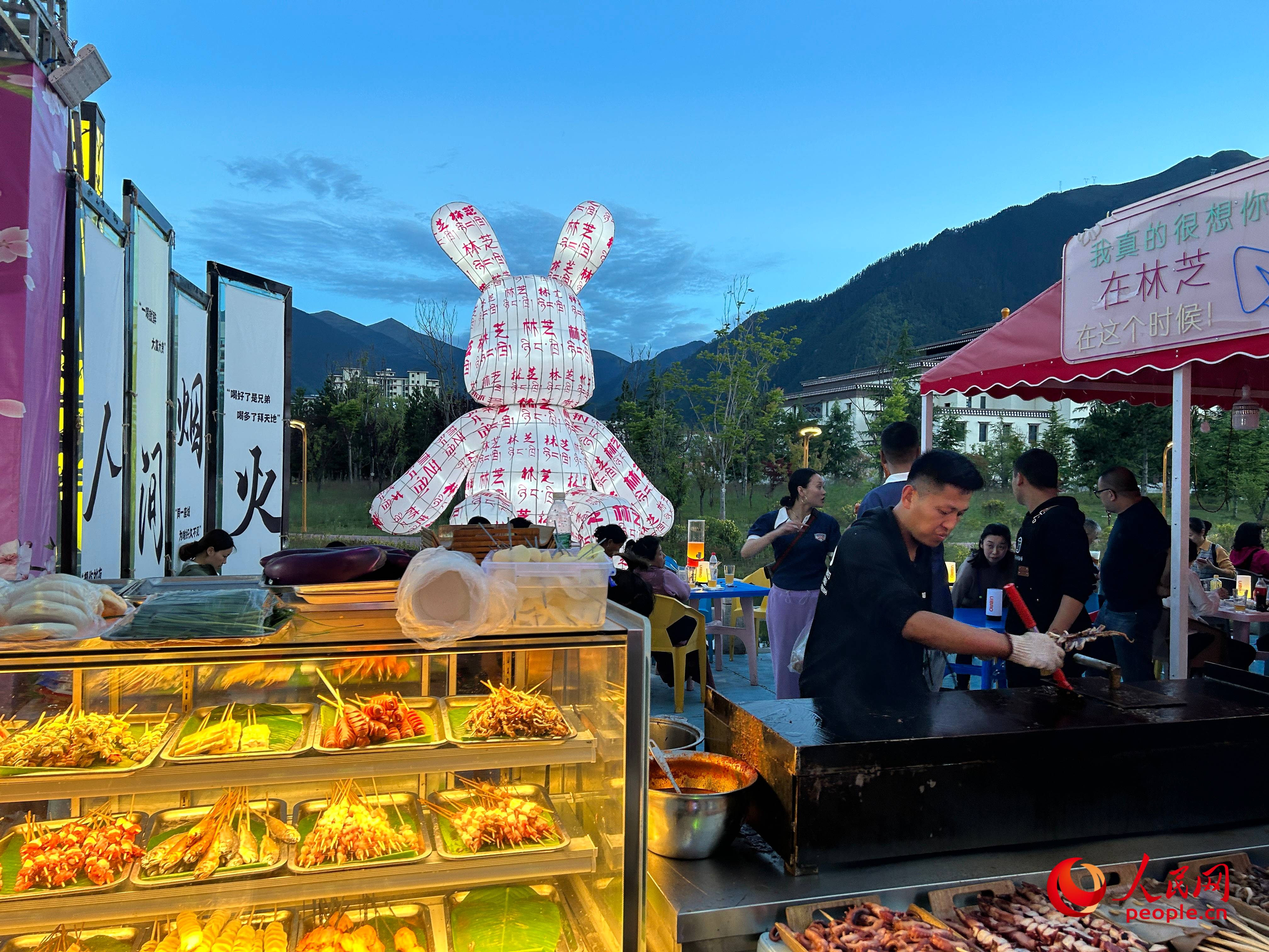 工布公園里的夜市，滿滿“煙火氣”。人民網(wǎng) 周靜圓攝