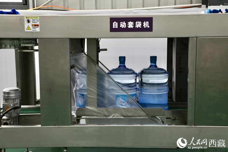 “色達(dá)牙泉”礦泉水（桶裝水）生產(chǎn)加工基地。人民網(wǎng)記者 次仁羅布攝