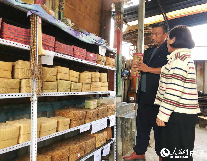 愛明（左一）給游客介紹藤竹產(chǎn)品。