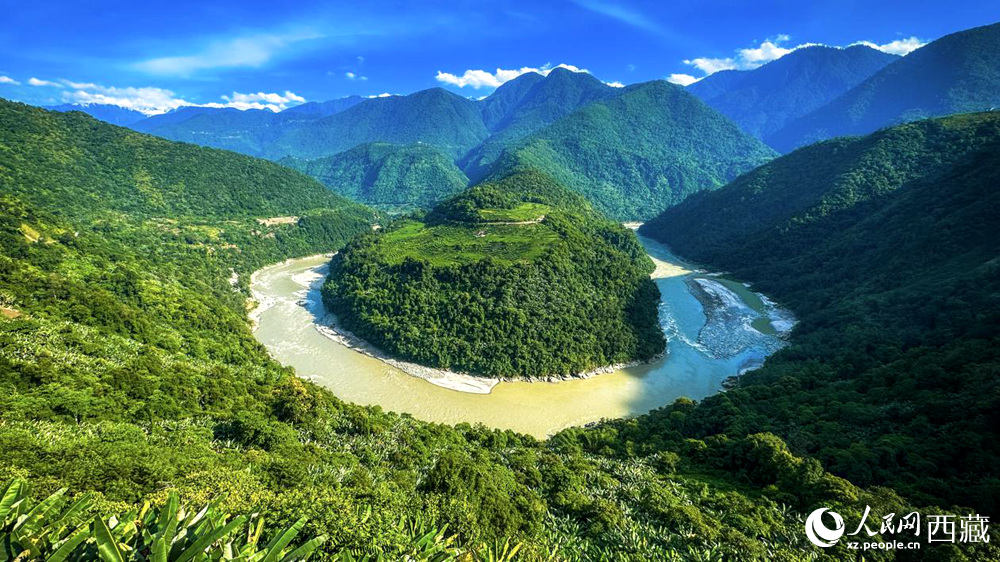 風(fēng)景秀麗、植被繁茂的西藏林芝市墨脫縣果果塘大拐彎。人民網(wǎng)記者 次仁羅布攝