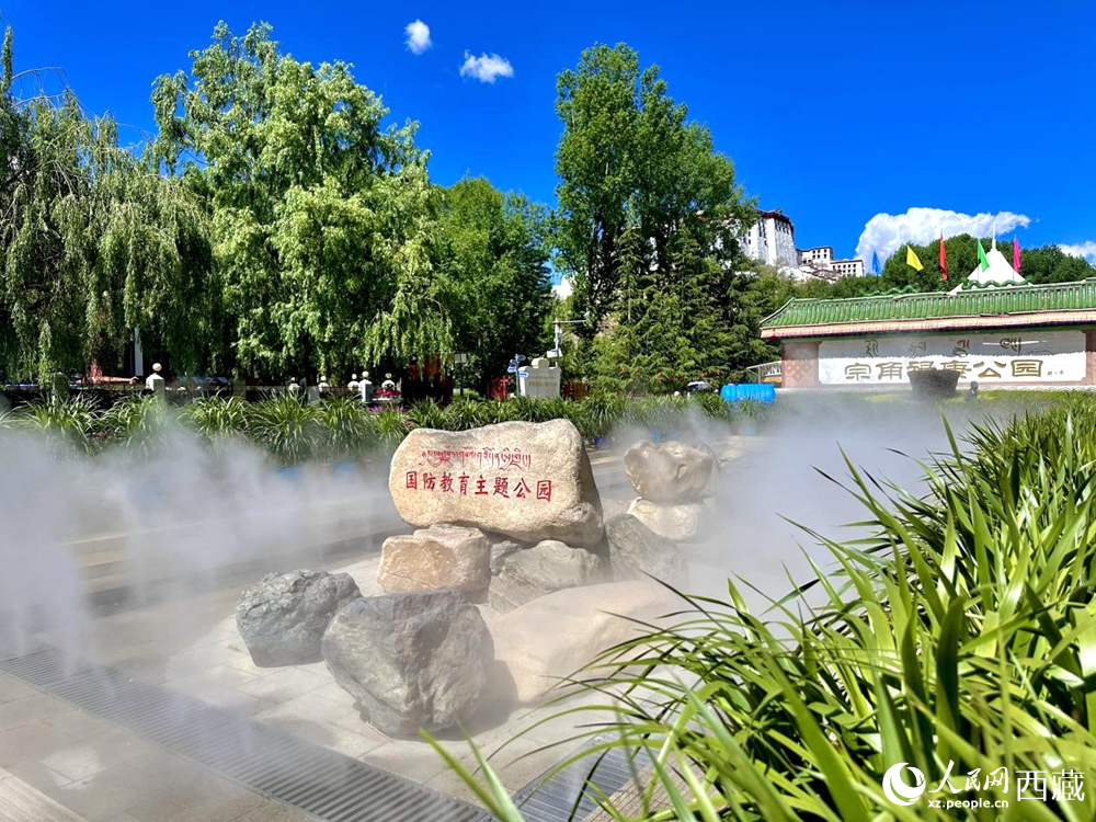 布達(dá)拉宮腳下的宗角祿康公園。