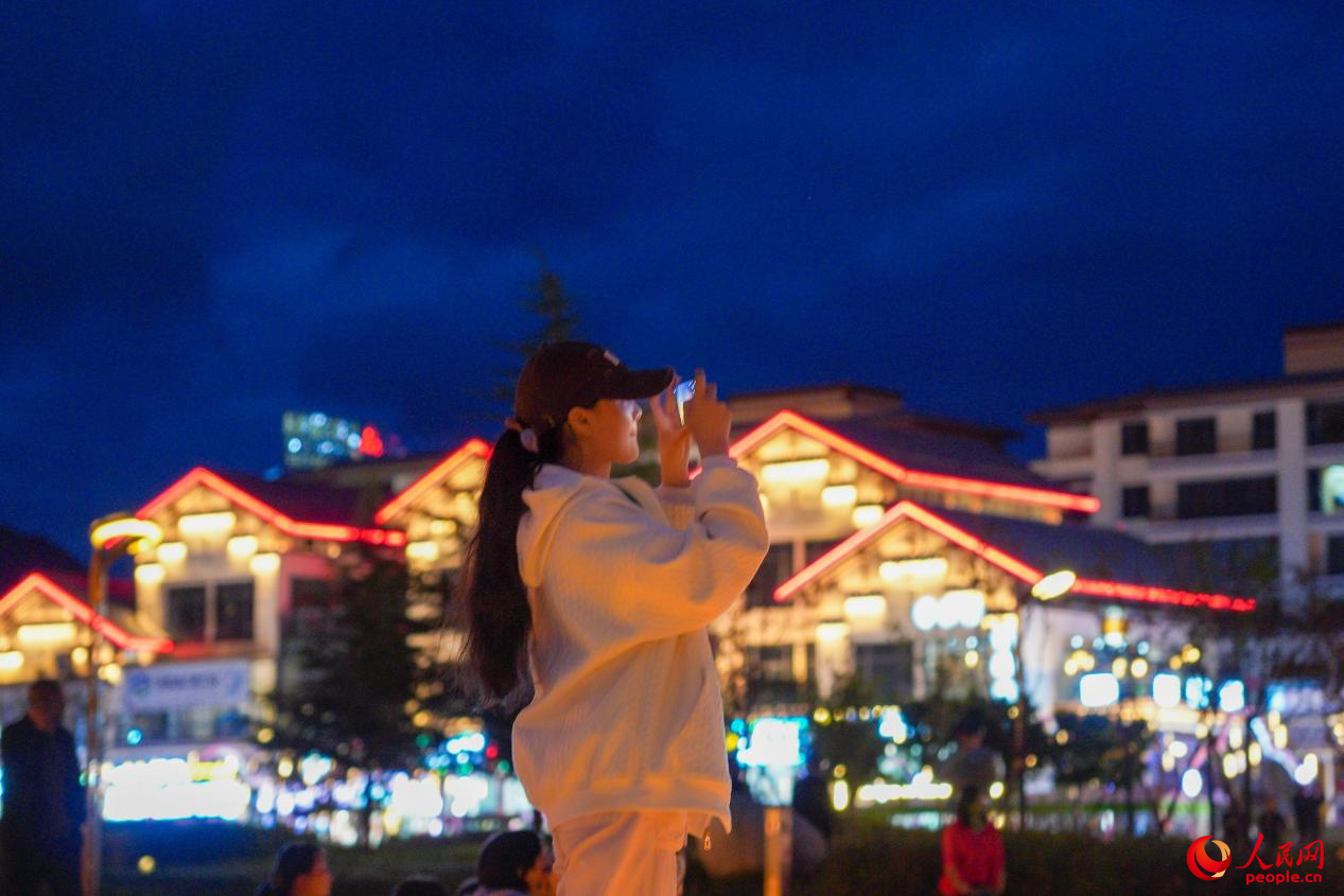居民在西藏林芝市民族團結廣場上拍照。人民網(wǎng)記者 趙晨攝