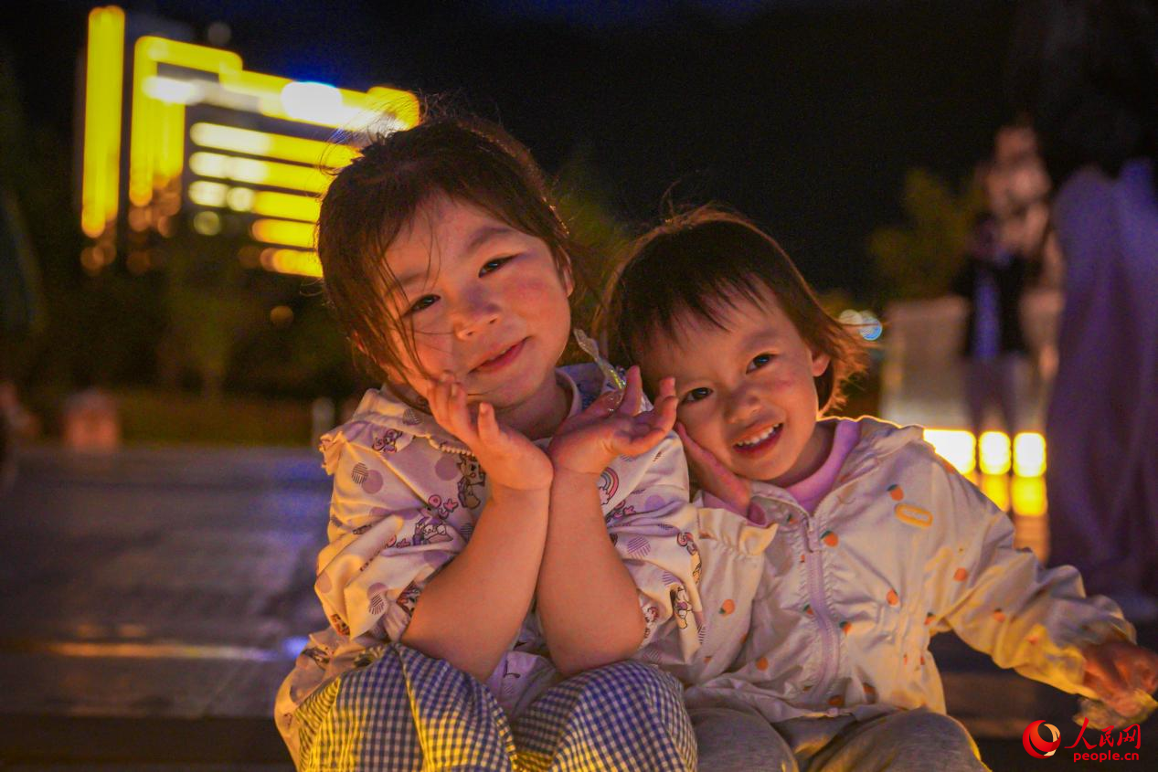 西藏林芝市民族團結廣場上的兒童。人民網(wǎng)記者 趙晨攝