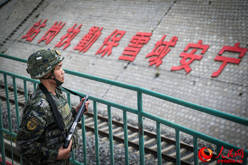 武警西藏總隊拉薩支隊執(zhí)勤八大隊官兵在鐵路旁執(zhí)勤。支翔宇 攝